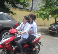 Mặc lệnh cấm, học sinh vẫn xe máy, đầu trần tới trường