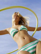 Cô gái lắc vòng cực uyển chuyển