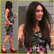 Megan Fox bụng bầu vẫn diện giày cao gót 'khủng'