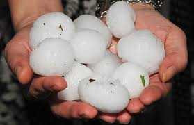 Bão mưa đá phá hủy hơn 100 xe ôtô