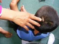 Bé 10 tuổi ngày ngày ăn đòn cha mẹ thay cơm