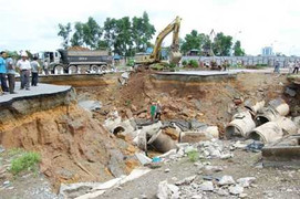 Hà Nội bắt tay khắc phục ‘hố tử thần’ khổng lồ