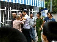 Bị dừng xe, đánh trưởng công an xã trọng thương