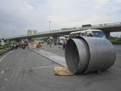 Hoảng loạn vì cuộn sắt hơn 12 tấn lăn tròn giữa đường