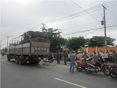 Xe tải chạy lùi, cô gái bị cán chết thảm