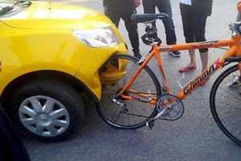 Ô tô Trung Quốc toác đầu vì đâm vào… xe đạp Đức?