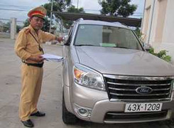 Rượt đuổi 'xế hộp' tông CSGT bỏ chạy 3km