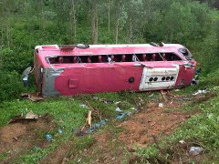 Xe chở 45 phật tử rơi xuống vực, 2 người chết