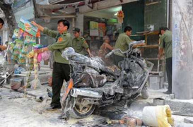 Hút thuốc khi đổ xăng, xe Majesty cháy rụi