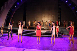 Thí sinh Hoa hậu ngã nhào trên sân khấu