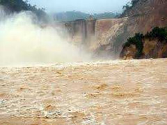 Lội qua suối, hai người bị nước cuốn trôi