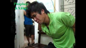 Thanh niên ngổ ngáo túm cổ áo, tấn công CSGT