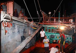 Cứu 6 thuyền viên gặp nạn ở biển Hoàng Sa