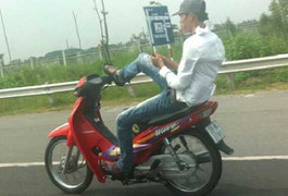 Triệu tập người lái xe bằng chân trên Đại lộ Thăng Long