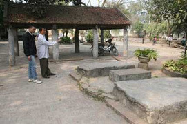 Bí ẩn cầu đá 1000 năm đặt xác người chết đường chết chợ