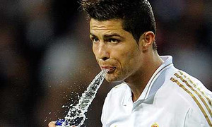 Ngăn Messi, Ronaldo cũng biến thành... 'đao phủ'