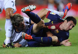 Barca-Real vừa kết thúc: Fan cuồng 'sàm sỡ' Messi