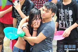 Trung Quốc: Kinh hoàng thiếu nữ bị xé áo ở lễ hội