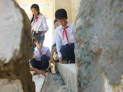 Trường học mới xây xong đã... sắp sập