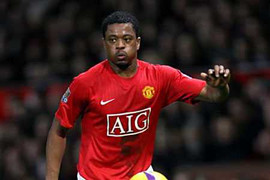 Xuống phong độ, đến lượt Evra bị Ferguson dọa 'trảm'