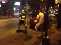 Quấy rối ở quán bar, bị hạ gục bằng 1 cú đánh