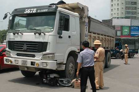 Hà Nội: 2 người thương vong tại ngã tư tử thần