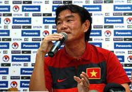 HLV trưởng ĐTVN: Đo chất lượng ghế nóng trăm triệu