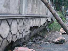 Quảng Ngãi: 19 căn nhà rung chuyển, nứt toác