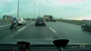 Môtô húc vào ôtô, người và xe văng trên cao tốc