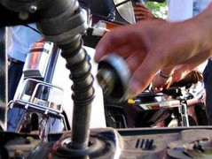 Bán xăng 'bẩn' kiếm lời 1.000 đồng/ lít xăng