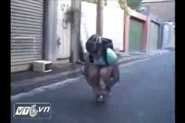 Há hốc mồm xem chàng trai đi xe đạp... nhỏ bằng bàn tay