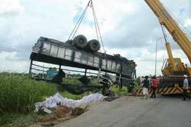 Xe tải mất bánh lao vực, tài xế tử vong