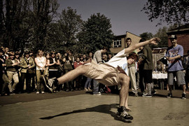 Đứng 1 chân lộn 8 vòng liên tiếp