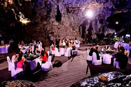 Tiệc xa hoa ở hang động của thí sinh Top Model có gì?