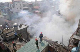 Cứu hoả chìm trong khói giải cứu khu phố bị cháy