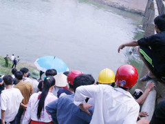 Hỗn chiến trên cầu, 1 người rớt sông thiệt mạng