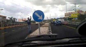 Cầm gậy uy hiếp 'nhầm' người cầm súng