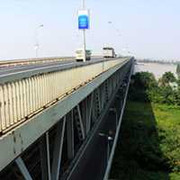 Ép lên cầu, chồng ném vợ xuống sông Hồng