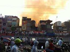 Clip: Hà Nội cháy hàng chục ngôi nhà, 1 người chết