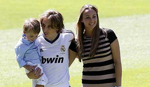 Modric tươi rói ra mắt Real cùng vợ hiền, con ngoan
