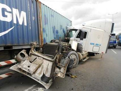 Container 'không người điều khiển' nát bươm trên xa lộ