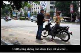 Clip: Bị CSCĐ bắt, kiều nữ khóa cổ xe rồi bỏ đi