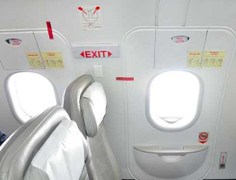 'Giúp' mở cửa máy bay, khách bị phạt 20 triệu đồng