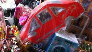 Rằm tháng 7: Sắm 'chân dài', osin, siêu xe cho người âm