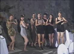 Thí sinh Top Model nhảy múa gợi cảm trong hang Trống