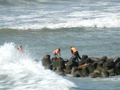 Ảnh: Hơn 2.000 người ‘đánh vật’ với sóng thần