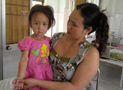 Bé gái 3 tuổi mặt già như bà lão