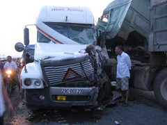 Hai container đối đầu, quốc lộ 1A ách tắc hơn 15km