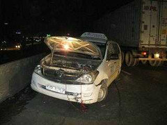 Hoảng hồn taxi nổ bánh, xe quay ngược 180 độ