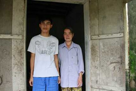 Thủ khoa nghèo 'ra đồng' cùng mẹ năm lên 2 tuổi